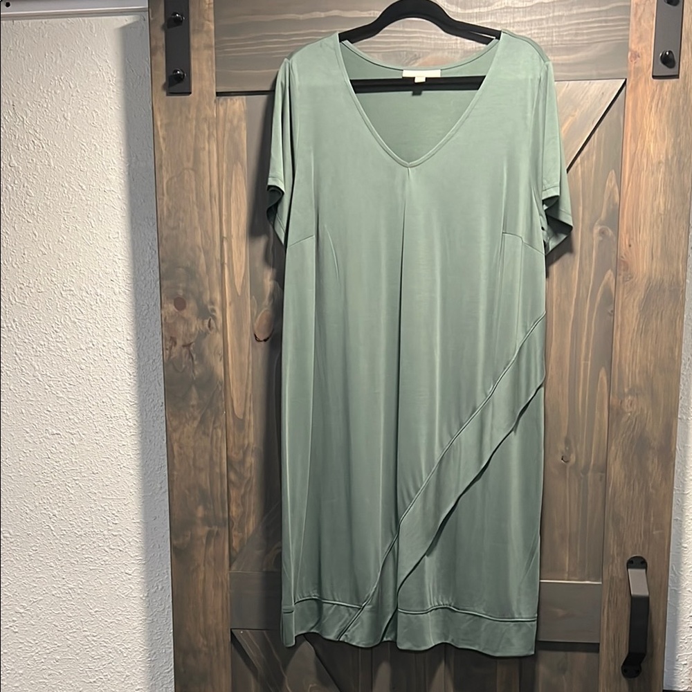 Elegant Green V-Neck Dress